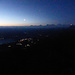 Aufstieg in der Dämmerung über den Nüschlete ESE-Grat: Tiefblick auf Spiez und den Thunersee, rechts oben das Niesenlicht, links davon Dreigestirn, Schreck- und Wetterhörner