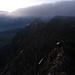 Schon löst der Hochnebel die Nacht ab: Blick vom Solhore zurück zu Laseberg und Nüschlete, darunter der Spiezberg über dem Thunersee