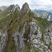 Blick zurück zum W und E Mittelgipfel sowie zum E-Gipfel der Alpiglemäre, dahinter links die Gemsflue, rechts über der Schwidenegg das bereits ferne Stockhorn