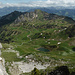 Zwischen dem Alpiglemäre W Mittelgipfel und W-Gipfel: Blick hinunter zum Schattigseeli und nach Schattige Riprächte - beide für einmal an der Sonne-, darüber von rechts Homädli, Nase und Waachliflüe, dahinter der Turne, am Horizont der Niesengrat