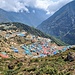Das in einer Mulde hufeisenförmig angeordnete Dorf Namche Bazar beim Rückweg