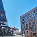Links die Stiftskirche, rechts das Rathaus - Aschaffenburg bietet eine Mischung aus alten Bauwerken und neueren aus der Zeit des schnellen Wiederaufbaus 