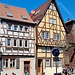 Das Haus in Gelb ist das älteste Haus in Aschaffenburg - 1480 steht auf einem der Balken