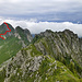 Balance in Trance: vom Chrummfadeflue ESE-Gipfel Richtung Mittelscharte, in der Mitte der Gustispitz, links davon Nüneneflue und Gantrisch mit der Aufstiegsroute durch die E-Flanke (Foto vom 7.8.2021)