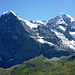 Das gewaltige Gipfelpanorama: der Eiger mit seiner dunklen Nordwand und der stark vergletscherte Mönch. 