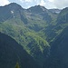 al centro sopra alla cascata la dorsalina dell'alpe Motte. In alto a sinistra la cima Capezzone 