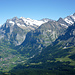 Im Osten das Wetterhorn links und top in der rechten Bildhälfte das Schreckhorn und Lauteraarhorn. Tief drunten im Tal Grindelwald.