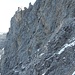 Derselbe Aufnahmestandort wie zuvor. Im Bildviertel rechts unten die Abstiegsrinne auf selber Höhe, wo ich sie gleich betreten werde. Mittig ein Teil der Walderkampturm-Westwand.