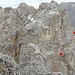 Dasselbe Bild wie zuvor. Rot markiert das ost- bzw. nordseitige (Wendeltreppen-)Band auf den Nördlichen Fallbachkarturm. Die Frontalansicht wirkt - wie üblich - schlimmer als es tatsächlich ist. Dennoch sollte hier NICHTS passieren.