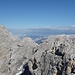 Am Gipfel des Nördlichen Fallbachkarturms. Am linken Bildrand teilt sich die Schneerinne in zwei Äste. Der rechte Ast ist meine heutige (spätere) Aufstiegsrinne; der linke Ast unser Abstiegsweg vor knapp drei Jahren ins Fallbachkar.
