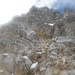 Der erste Steilaufschwung zum Bettelwurf oberhalb der gelb-braunen Scharte (Punkt 2.625 Meter). Zunächst gerade hoch zu den gelben Felsen in der Bildmitte, dann schräg ein paar Meter nach links hinauf, und dann - sehr steil, aber gut griffig (SG II) - nochmals ein paar Meter gerade hoch.