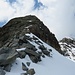 Mit Kletterei kann man diesen Felsbuckel am Grat erreichen u. zum Pizzo Scalino weitergehen. Auf Skitour ist es günstiger unterhalb der Felsen zu queren.