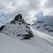 Rückblick beim Anstieg: auf dem Pizzo Scalino vergaß ich, (mit der Kamera) das Gipfelkreuz zu fotografieren. Stattdessen hatte ich mit dem Smartphone Fotos übers Internet verschickt (Zeitverschwendung?).