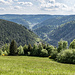 ...  einen schönen Blick ins Gutachtal mit Triberg im Hintergrund sowie einem Abschnitt der [https://www.schwarzwald.com/sehenswertes/schwarzwaldbahn.html Schwarzwaldbahn (rechts).]