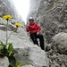 [u Lena] im Abstieg durch den Kamin - mit Blumenbouquet