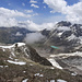 Aussicht vom Marinellibiwak nach E: über dem Monte Rosa Gletscher und dem Loccegletscher nochmals die Punta Grober, über dem Belvederegletscher und dem Lago delle Locce der Pizzo Bianco, und über der Zustiegskrete in den Wolken u.a. das Joderhorn