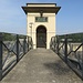 L'accesso storico alla diga. La visita non percorre il corridoio coperto ma la passerella esterna.