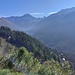 Risalendo il sentiero, un primo panorama sulla Val di Fumo sovrastato dal Carè Alto e del fronte della diga di Malga Bissina 
