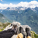 Wir lassen die Füße über der Tiefe baumeln lassen. Ein schöner Balkon über dem Val Chiavenna mit tollem Blick ins Bergell.