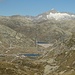 ... sind im Rückblick die sich aktuell in der Montage befindlichen Windturbinen auf dem Gotthardpass zu erkennen