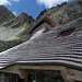 Kunstvolle Neu-Beschindlung des Daches des Alpgebäudes "Fochsen"