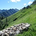 Attraversando pascoli ancora ben tenuti e alcuni boschi di larici si arriva all’Alpe Chiarino (m 1580), uno stupendo gruppo di baite situate in posizione veramente panoramica sulla Val Varrone.