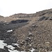 Rückblick auf den Abstieg: Der Gipfel ist oben rechts, zunächst gerade hinab und dann auf dem obersten Band (über dem dünnen schwärzlichen Felsband) nach rechts