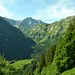 An der Alp Ober Stafel angekommen: Blick auf die andere Talseite.