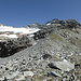 Verschnaufspause auf der Moräne bei P. 2789: darüber die Stufe zu P. 2876, links der Apjergletscher, am Horizont von rechts Stichelgrat P. 3323, Monte Leone, P. 3404 und P. 3425