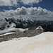 Blick von P. 3393 zu P. 3374, dem letzten "Gipfel" des WSW-Grats, links davon der Breithornpass und das Breithorn, hinten von rechts z.T. in den Wolken Weisshorngruppe, Mischabel und Saaser Grat