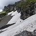 Auf dem Weg zur Gitschenhörelihütte müssen noch einige Altschneefelder gequert werden.