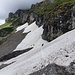 Auf dem Weg zur Gitschenhörelihütte müssen noch einige Altschneefelder gequert werden.