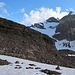 P. 2372 - rechts vorbei führen die Steinmänner zum Gletscher. Auf der anderen Seite des Felsens gibt es übrigens eine neue Abseilstelle - wohl zum Üben...