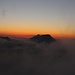 Sonnenuntergang - nur der Brisen schaut über die Wolken hinaus.