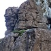 Hinter dem Felsvorsprung auf der linken Bildseite befindet sich rechts das Ausstiegsband