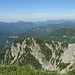 Blick vom Gipfel auf den gesamten oberen Grat, die überwundene Steilstufe ist dahinter verdeckt und nicht die Abbrüche links.