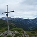 Gipfelkreuz Hinkareck, im Hintergrund das Kaiserschild