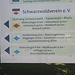 Veraltete Schilder, der Weg ist gewachsen