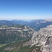 Blick in die Chiemgauer Alpen. Im Vordergrund die Steinplatte.