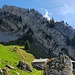 Übung vor der Alp Tumli. Im Hintergrund der Tomlishorn SW-Grat.