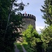 Der trutzige Guschaturm der Festung St. Luzisteig steht direkt am Bergweg