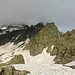 Vom Wachtlammstock S-Gipfel zur Umgehung des unteren Verbindungsgrats (oben rechts) auf aufgeweichtem, aber tragendem Firn Richtung Obrist Wiissenbach (unten links), darüber der dabei zu umgehende P. 2555