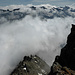 Tiefblick über den oberen NE-Grat: in den Wolken von links u.a. Chilchlistock, Gwächtenhoren, Diechterhoren, Tieralplistock und Galenstock