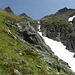 Abstieg von der Mattenlimmi über steile Schrofen NW des von dort hinunterziehenden, noch mit Firn gefüllten Grabens, darüber links der SE-Grat zu P. 2870 der Schaflägersteck, rechts der untere  Ritzlihoren NW-Grat