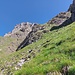 Im Steilgras unter der Silberspitze. Aber Vorsicht, schaut am Foto ev. flacher aus als es sich in Echt anfühlt und hinter mir geht's ins Bodenlose.