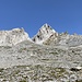 Blick zum schuttigen Einstiegssattel rechts des markanten Turmes.