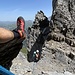 Stand! Chasch cho!<br />Der Turm links könnte auch überschritten werden (Schlaghaken). Wir ziehen es vor am kurzen Seil die Umgehung rechts zu nehmen.