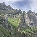 ... mit urigem Hochblick - und Wegfortsetzung ...