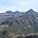 <b>Ad oriente svetta il Poncione di Braga (2864 m).</b>