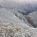 Gipfelblick von der Speckkarspitze zum Ostgrat. Der überhängende Gratkopf ist rechts der Bildmitte erkennbar.